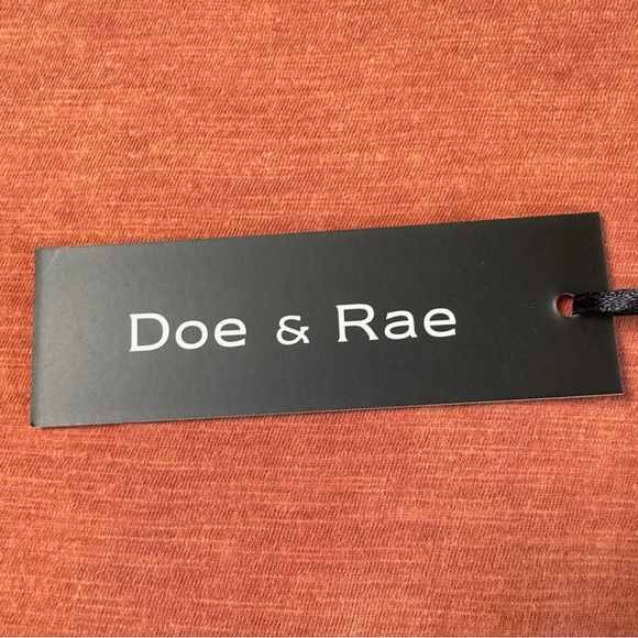 Doe & Rae Rust Cold Shoulder Ruffle Hem Boutique Top Size Medium NWT - Picture 5 of 7